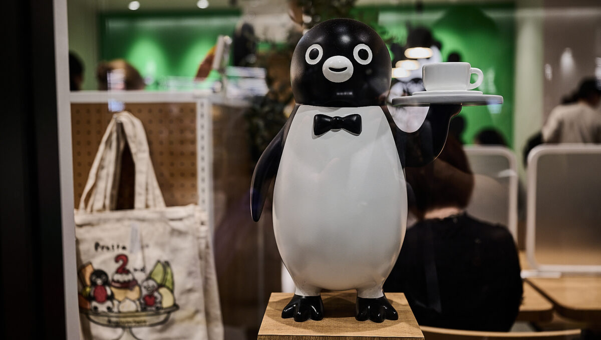 蝶ネクタイのペンギンと、コーヒーを。「Pensta CAFE」