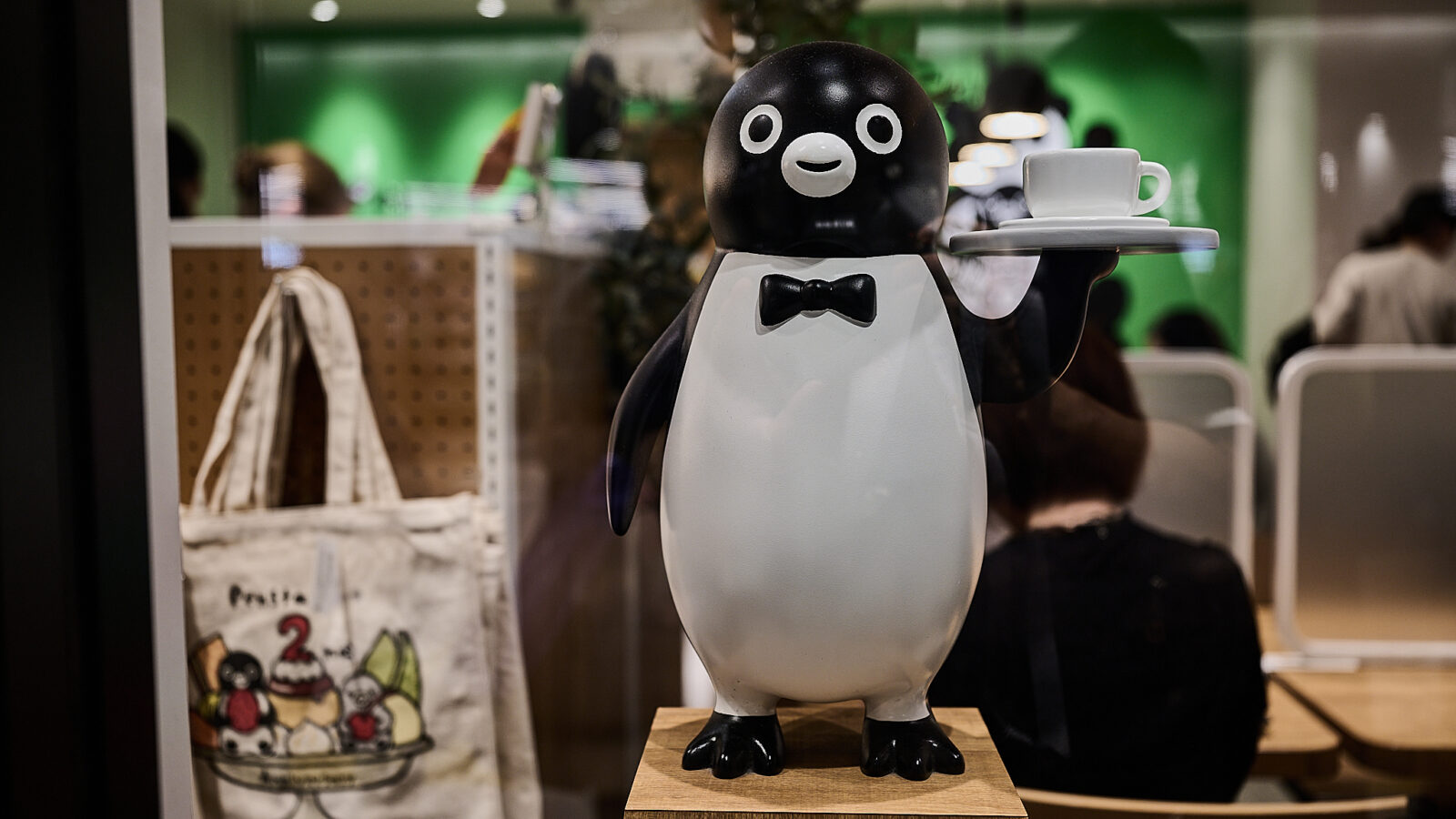 蝶ネクタイのペンギンと、コーヒーを。「Pensta CAFE」