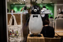 蝶ネクタイのペンギンと、コーヒーを。「Pensta CAFE」