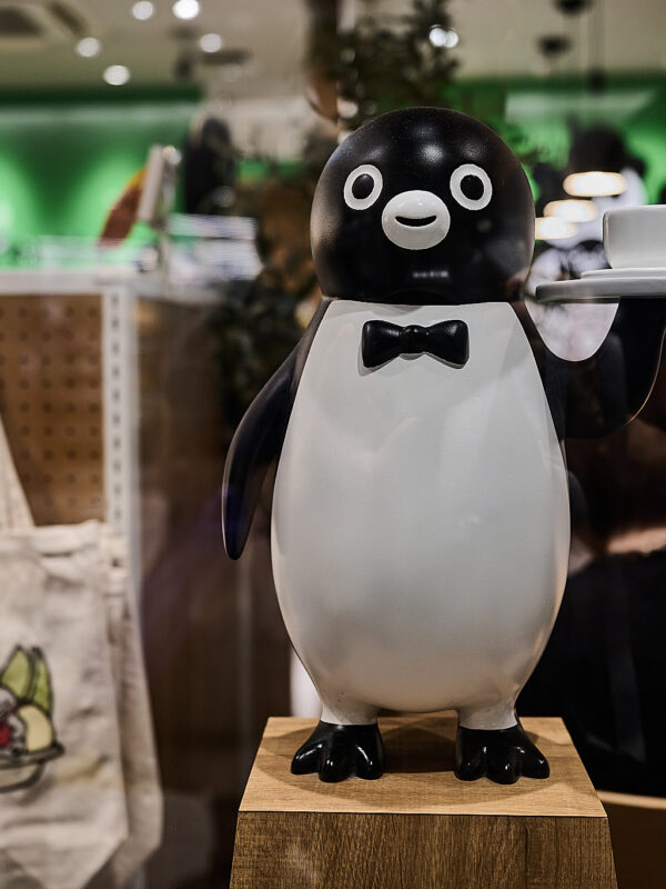 蝶ネクタイのペンギンと、コーヒーを。「Pensta CAFE」